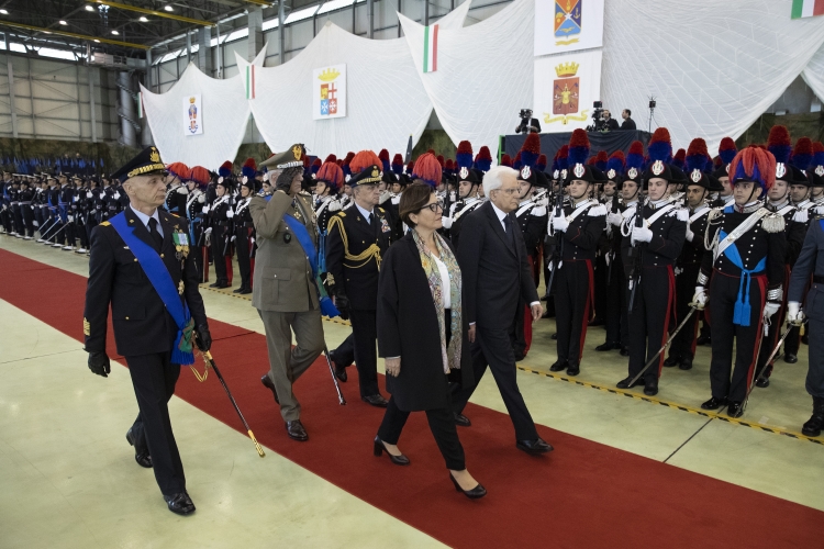Il Presidente Sergio Mattarella con il Ministro della Dfesa Elisabetta Trenta, il Gen.Claudio Graziano e il Gen.Enzo Vecciarelli, rispettivamente Capo di Stato Maggiore della Difesa uscente e subentrante passano in rassegna i reparti schierati