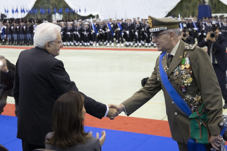 Il Presidente Sergio Mattarella con il gen. Claudio Graziano durante la cerimonia di avvicendamento del Capo di Stato Maggiore della Difesa