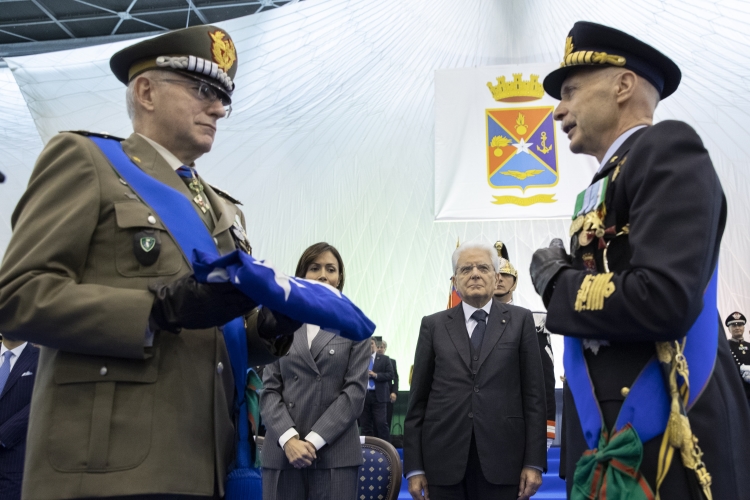 Il Presidente Sergio Mattarella durante la cerimonia di avvicendamento del Capo di Stato Maggiore della Difesa