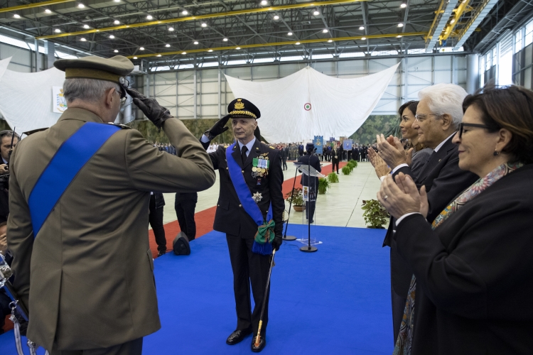 Il Presidente Sergio Mattarella durante la cerimonia di avvicendamento del Capo di Stato Maggiore della Difesa