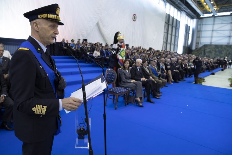Il Presidente Sergio Mattarella durante la cerimonia di avvicendamento del Capo di Stato Maggiore della Difesa