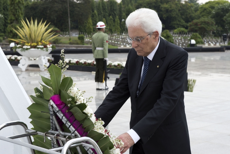 Il Presidente Sergio Mattarella depone una corona al Cimitero degli Eroi di Kalibata