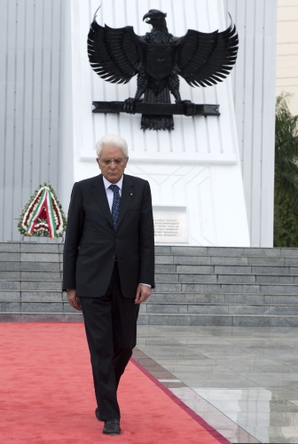 Il Presidente Sergio Mattarella dopo aver deposto una corona al Cimitero degli Eroi di Kalibata