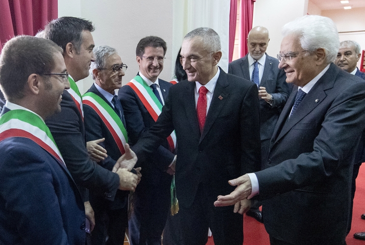 Il Presidente della Repubblica Sergio Mattarella e il Presidente di Albania Ilir Meta in occasione della cerimonia commemorativa del 550° anniversario della morte di Giorgio Castriota Scanderbeg salutano i Sindaci della provincia.
