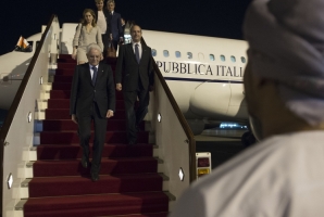 Il Presidente Sergio Mattarella al suo arrivo all'Aeroporto Internazionale di Mascate