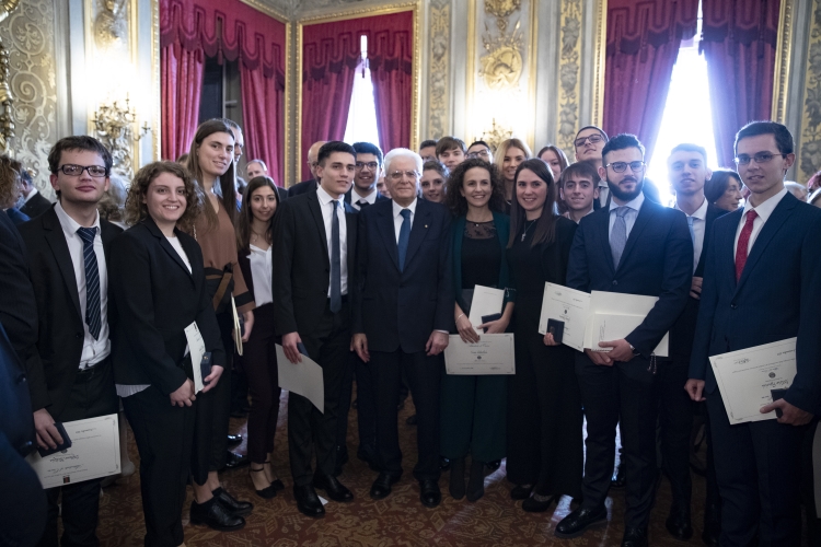 Il Presidente Sergio Mattarella con gli Alfieri del Lavoro. 
