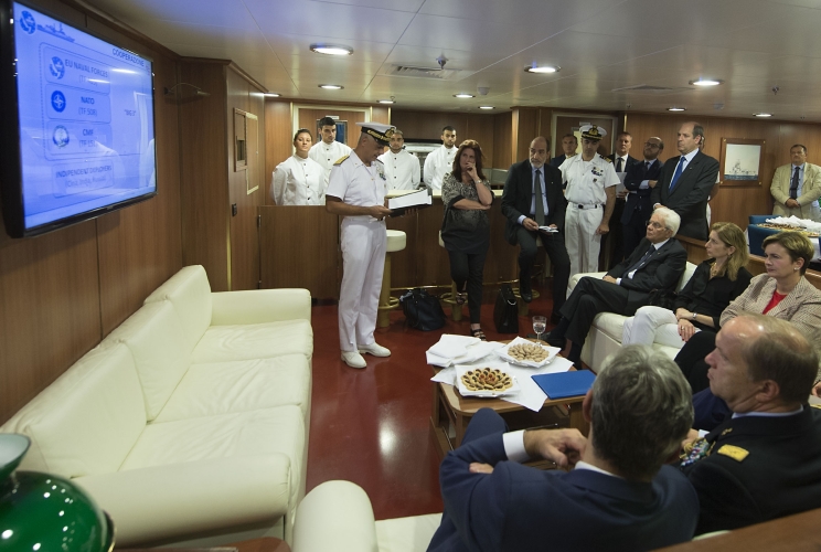 Il Presidente Sergio Mattarella visita la fregata "Carabiniere"
