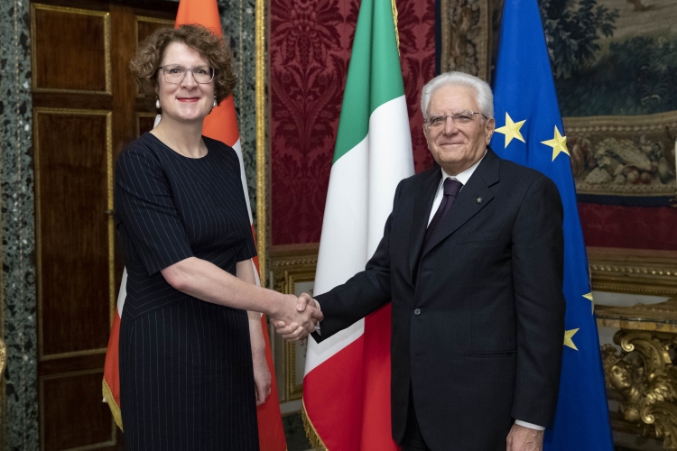 Il Presidente Sergio Mattarella con S.E. la Signora Rita Adam,nuovo Ambasciatore della Confederazione Elvetica, in occasione della presentazione delle Lettere Credenziali.
