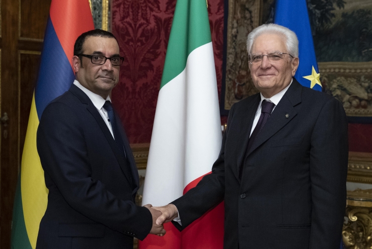 Il Presidente Sergio Mattarella con S.E. il Signor Vijayen VALAYDON,nuovo Ambasciatore della Repubblica di Mauritius,in occasione della presentazione delle Lettere Credenziali.
