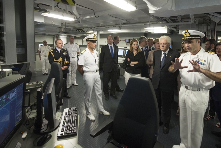 Il Presidente Sergio Mattarella con il comandante della fregata "Carabiniere" C.F. Francesco Saladino