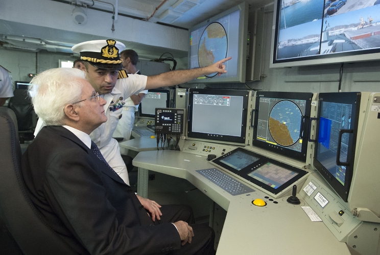 Il Presidente Sergio Mattarella accompagnato dal Comandante della Fregata "Carabiniere" visita la nave