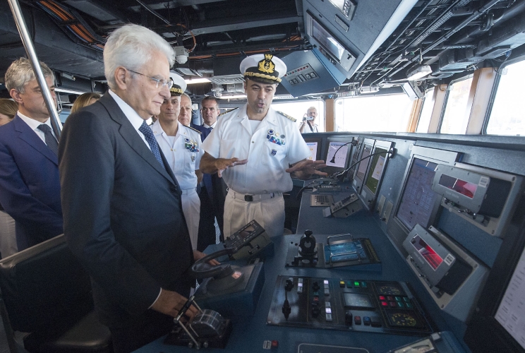 Il Presidente Sergio Mattarella accompagnato dal Comandante della Fregata "Carabiniere" Francesco Saladino visita la nave