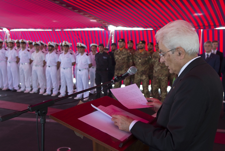 Il Presidente Sergio Mattarella rivolge il suo indirizzo di saluto all'equipaggio della Fregata "Carabiniere"