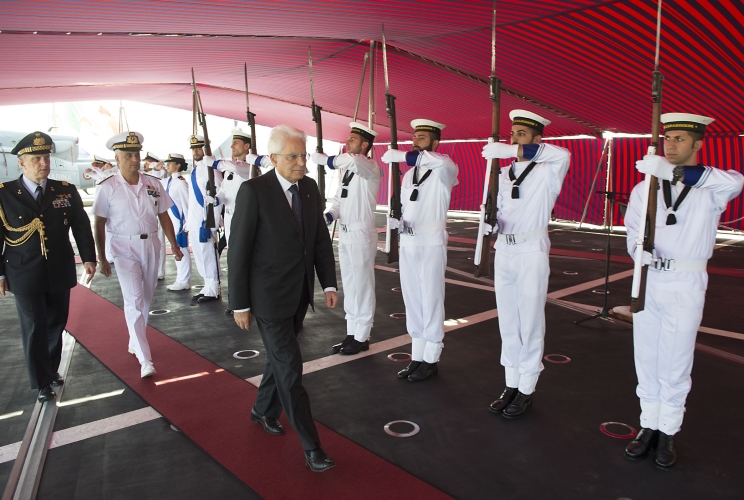 Il Presidente Sergio Mattarella al termine della visita alla Fregata "Carabiniere"
