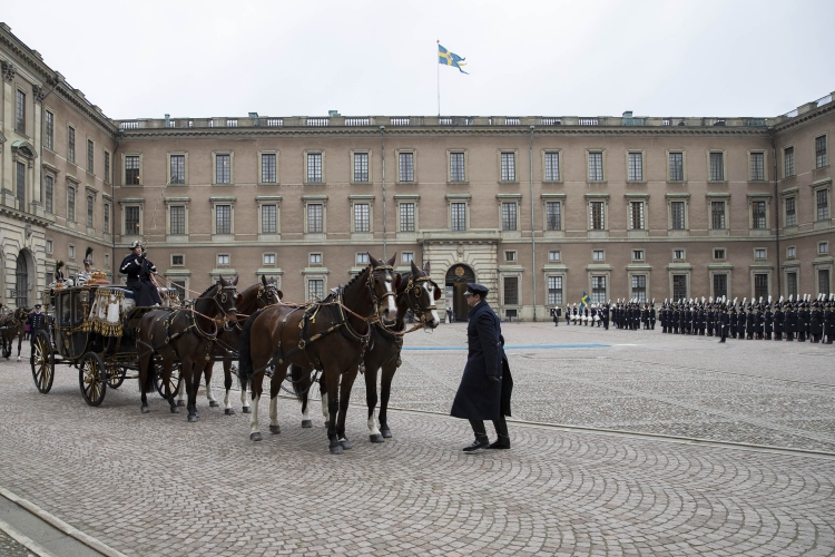 Il Presidente della Repubblica Sergio Mattarella con la Sig.ra Laura e le Loro Maestà, il Re Carlo XVI Gustavo e la Regina Silvia, arrivano in carrozza a Palazzo Reale.   
