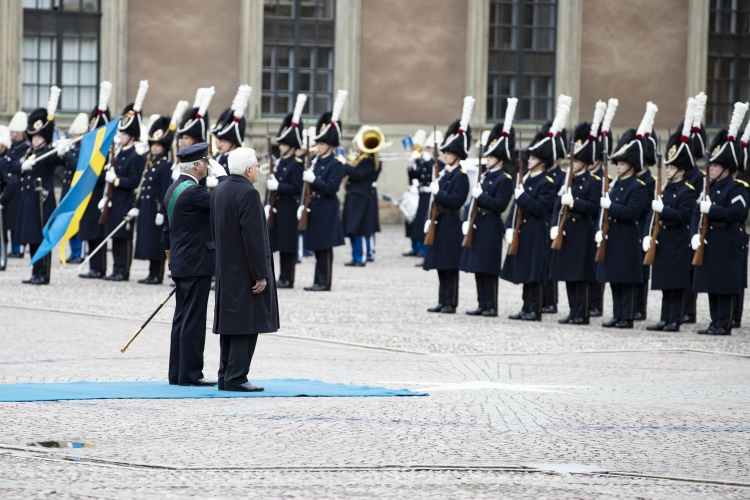 Il Presidente della Repubblica Sergio Mattarella con il Re Carlo XVI Gustavo durante gli onori militari