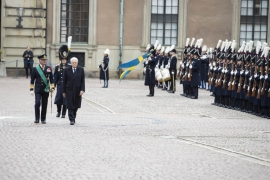 Il Presidente della Repubblica Sergio Mattarella con il Re Carlo XVI Gustavo durante gli onori militari
