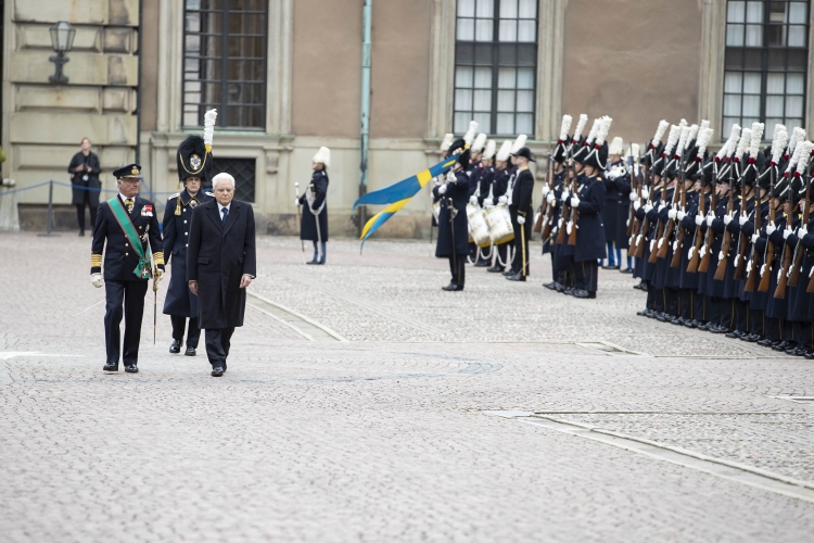 Il Presidente della Repubblica Sergio Mattarella con il Re Carlo XVI Gustavo durante gli onori militari