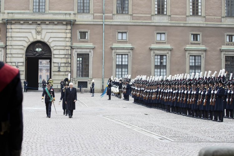 Il Presidente della Repubblica Sergio Mattarella con il Re Carlo XVI Gustavo durante gli onori militari, in occasione della visita di Stato nel Regno di Svezia.   
