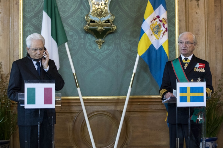 Il Presidente della Repubblica Sergio Mattarella con il Re Carlo XVI Gustavo nel corso delle dichiarazioni alla stampa, in occasione della visita di Stato in Svezia.
