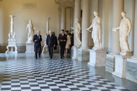 Il Presidente della Repubblica Sergio Mattarella con la Sig.ra Laura, e le Loro  Maestà, il Re Carlo XVI Gustavo, e la Regina Silvia,visitano il Museo delle Antichità Gustavo III