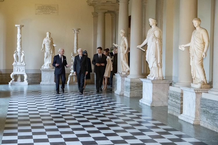 Il Presidente della Repubblica Sergio Mattarella con la Sig.ra Laura, e le Loro  Maestà, il Re Carlo XVI Gustavo, e la Regina Silvia,visitano il Museo delle Antichità Gustavo III