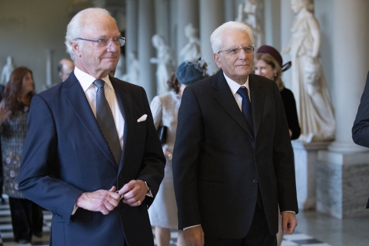 Il Presidente della Repubblica Sergio Mattarella con il Re Carlo XVI Gustavo nel corso della visita al Museo delle Antichità Gustavo III.   
