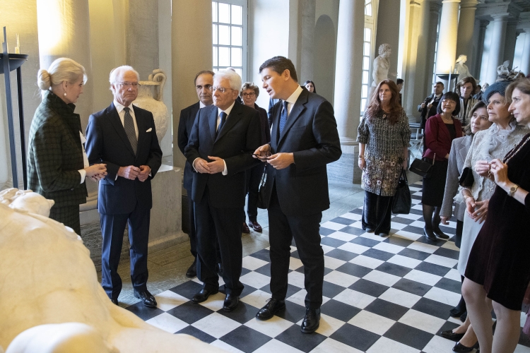 Il Presidente della Repubblica Sergio Mattarella con la Sig.ra Laura, le Loro Maestà, il Re Carlo XVI Gustavo e la Regina Silvia, visitano il Museo delle Antichità Gustavo III.   
