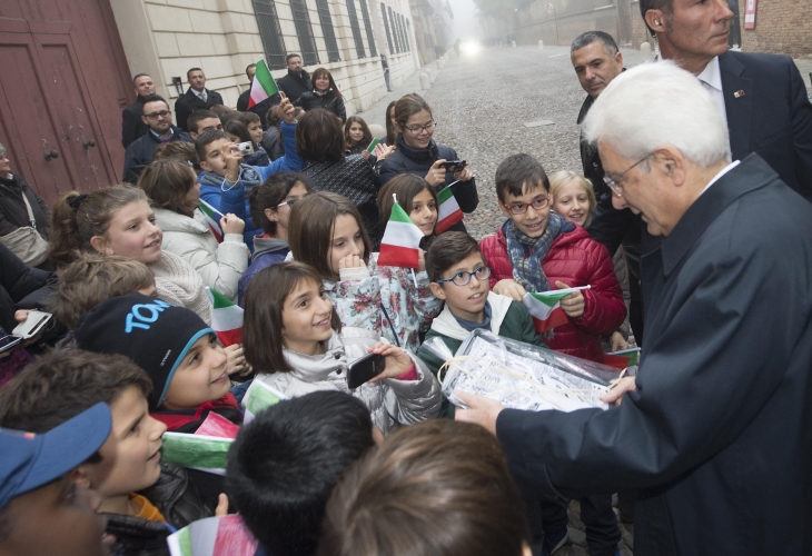 Il Presidente Sergio Mattarella accolto dai bambini al suo arrivo a Ferrara