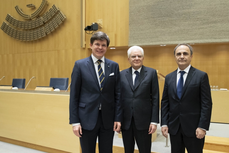 Il Presidente della Repubblica Sergio Mattarella, nella Sala Plenaria del Parlamento svedese, con il Presidente Andreas Norlén e Sottosegretario agli Affari Esteri e alla Cooperazione Internazionale, Ricardo Antonio Merlo in occasione della visita di Stato in Svezia

