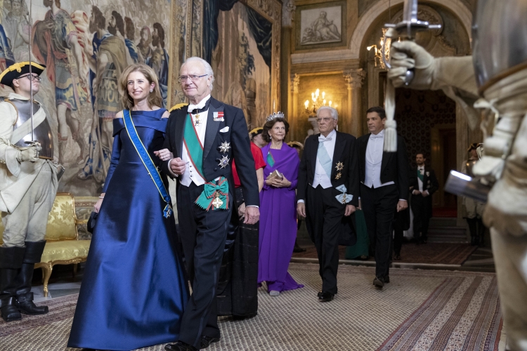 Il Presidente della Repubblica Sergio Mattarella e la Sig.ra Laura, al pranzo di Stato offerto dalle Loro Maestà il Re Carlo XVI Gustavo e la Regina Silvia.
