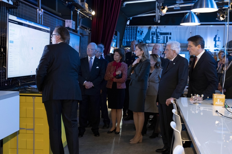 IlIl Presidente della Repubblica Sergio Mattarella con la Sig.ra Laura e le Loro Maestà, il Re Carlo XVI Gustavo e la Regina Silvia, all’Ericsson Studio.   
