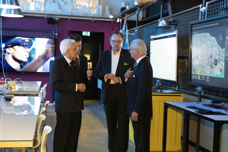 Il Presidente della Repubblica Sergio Mattarella con il Re Carlo XVI Gustavo all’Ericsson Studio.   
