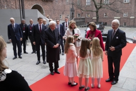 Il Presidente della Repubblica Sergio Mattarella con la Sig.ra Laura e le Loro Maestà, il Re Carlo XVI Gustavo e la Regina Silvia arrivano al Municipio di Stoccolma.
