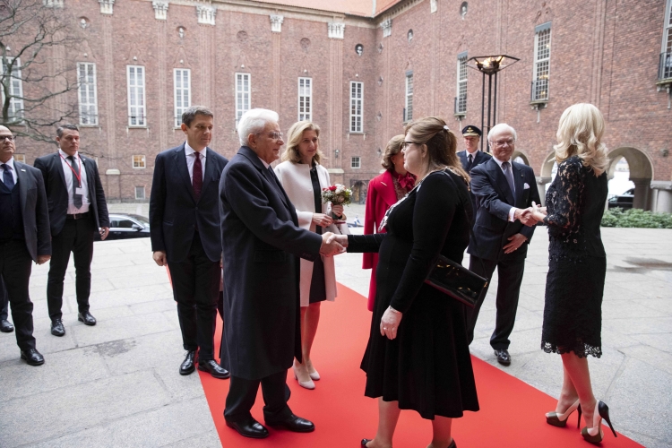 Il Presidente della Repubblica Sergio Mattarella con la Sig.ra Laura e le Loro Maestà, il Re Carlo XVI Gustavo e la Regina Silvia accolti al Municipio di Stoccolma dal Sindaco Anna König Jerlmyr e dal Presidente del Consiglio Comunale Cecilia Brinck 