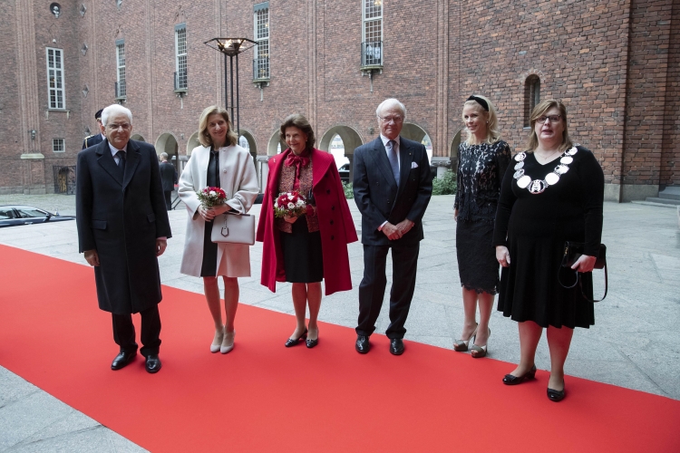 Il Presidente della Repubblica Sergio Mattarella con la Sig.ra Laura e le Loro Maestà, il Re Carlo XVI Gustavo e la Regina Silvia accolti al Municipio di Stoccolma dal Sindaco Anna König Jerlmyr e dal Presidente del Consiglio Comunale Cecilia Brinck 