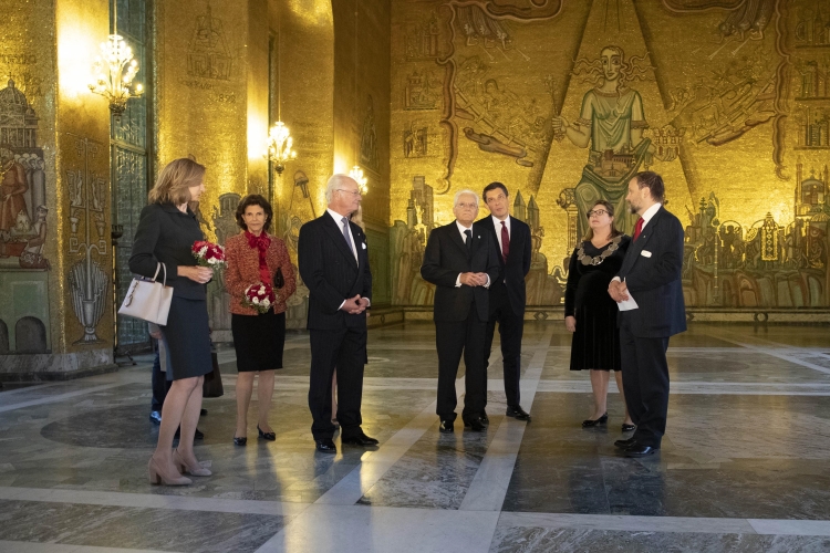 Il Presidente della Repubblica Sergio Mattarella con la Sig.ra Laura, le Loro Maestà, il Re Carlo XVI Gustavo e la Regina Silvia, il Sindaco Anna König Jerlmyr e il  Presidente del Consiglio Comunale Cecilia Brinck 

