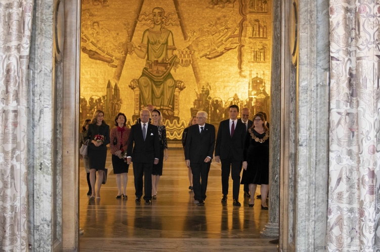 Il Presidente della Repubblica Sergio Mattarella con la Sig.ra Laura, le Loro Maestà, il Re Carlo XVI Gustavo e la Regina Silvia, il Sindaco Anna König Jerlmyr e il  Presidente del Consiglio Comunale Cecilia Brinck 

