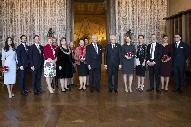 Il Presidente della Repubblica Sergio Mattarella con la Sig.ra Laura, le Loro Maestà, il Re Carlo XVI Gustavo e la Regina Silvia, i Membri della famiglia Reale, il Sindaco Anna König Jerlmyr e il  Presidente del Consiglio Comunale Cecilia Brinck 

