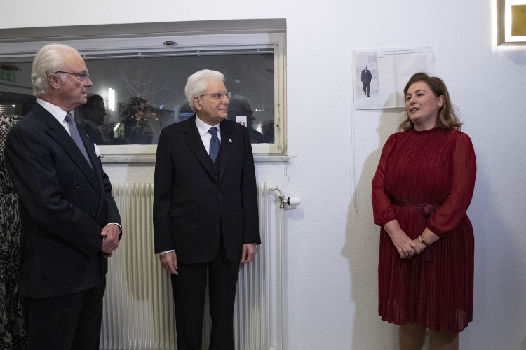 Il Presidente della Repubblica Sergio Mattarella e il Re Carlo XVI Gustavo  scoprono una targa commemorativa del sessantesimo anniversario dell'inaugurazione dell’Istituto Italiano di Cultura.   

