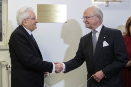 Il Presidente della Repubblica Sergio Mattarella e il Re Carlo XVI Gustavo  scoprono una targa commemorativa del sessantesimo anniversario dell'inaugurazione dell’Istituto Italiano di Cultura.   
