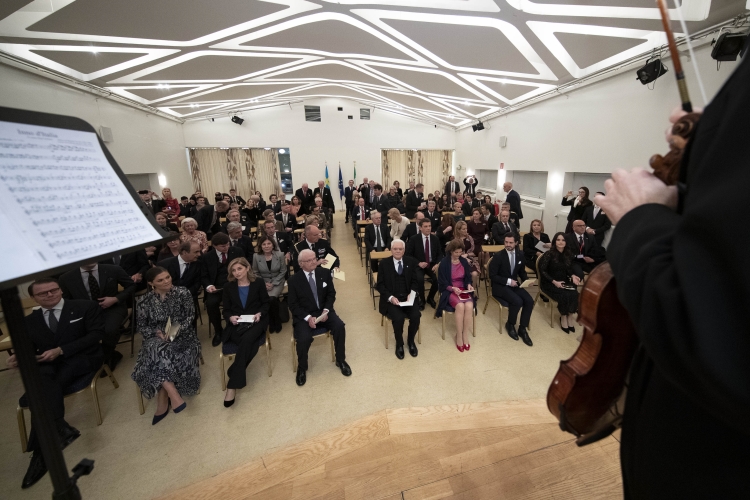 Il Presidente della Repubblica Sergio Mattarella con la Sig.ra Laura, le Loro Maestà, il Re Carlo XVI Gustavo e la Regina Silvia e la Famiglia Reale, durante il concerto di archi dell'orchestra Camerata Ducale
