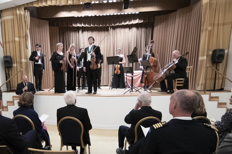 Il Presidente della Repubblica Sergio Mattarella con la Sig.ra Laura, le Loro Maestà, il Re Carlo XVI Gustavo e la Regina Silvia e la Famiglia Reale, durante il concerto di archi dell'orchestra Camerata Ducale
