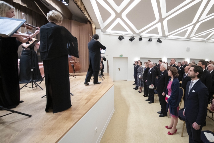 Il Presidente della Repubblica Sergio Mattarella con la Sig.ra Laura, le Loro Maestà, il Re Carlo XVI Gustavo e la Regina Silvia e la Famiglia Reale, durante il concerto di archi dell'orchestra Camerata Ducale
