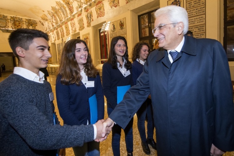 Il Presidente Sergio Mattarella con i ragazzi che gli hanno illustrato la visita al Castello Estense