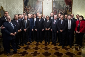 Il Presidente Sergio Mattarella al termine dell'incontro con Filippo Anelli, Presidente della FNOMCeO - Federazione Nazionale degli Ordini dei Medici Chirughi e degli Odontoiatri, unitamente a una delegazione, in occasione del 40° anniversario dell’istituzione del Servizio Sanitario Nazionale 
