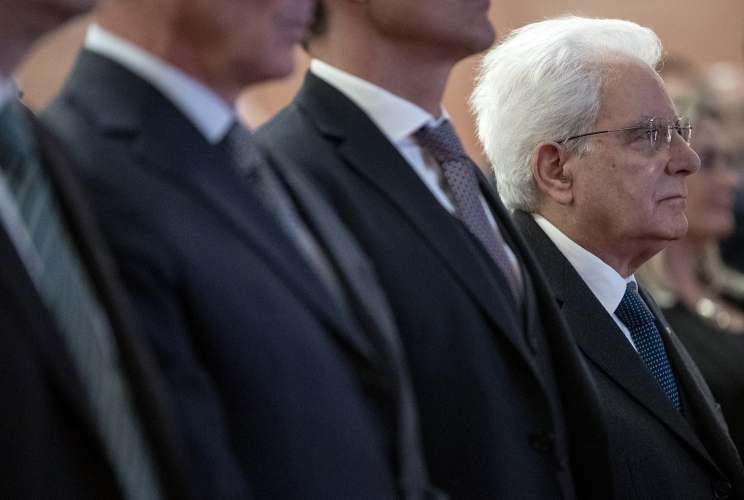 Il Presidente Sergio Mattarella durante l'Inno nazionale, in occasione della cerimonia per i 130 anni dalla fondazione del Gruppo Athesia
