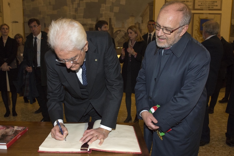 Il Presidente Sergio Mattarella firma il Libro d'onore al termine della visita al Castello Estense