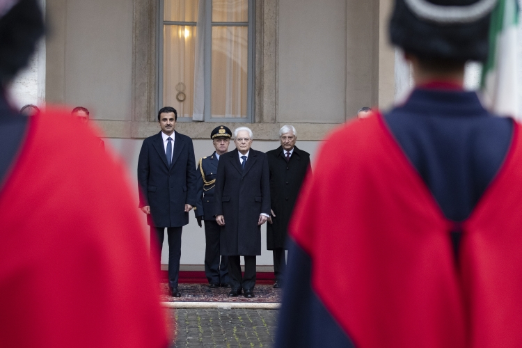 Il Presidente Sergio Mattarella con l'Emiro dello Stato del Qatar, lo Sceicco Tamin Bin Hamad Al Thani,durante gli onori militari,in occasione della visita di Stato.
