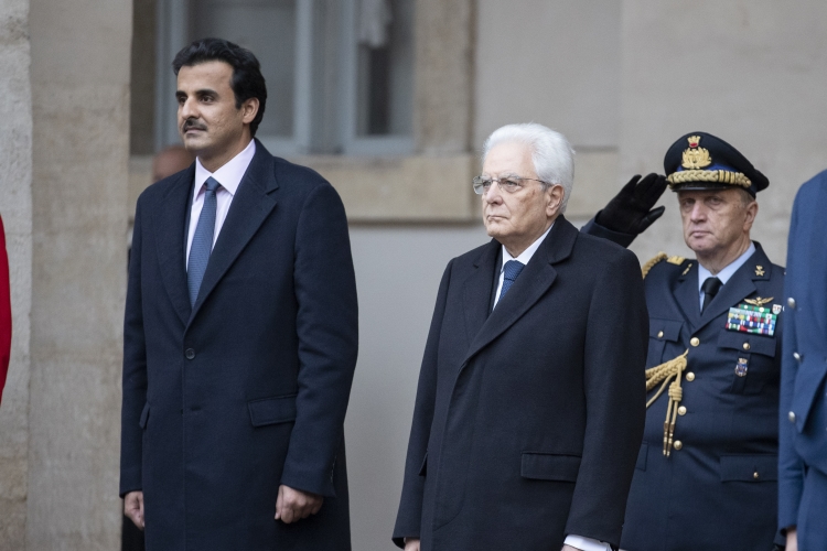 Il Presidente Sergio Mattarella con l'Emiro dello Stato del Qatar, lo Sceicco Tamin Bin Hamad Al Thani,durante gli onori militari,in occasione della visita di Stato.
